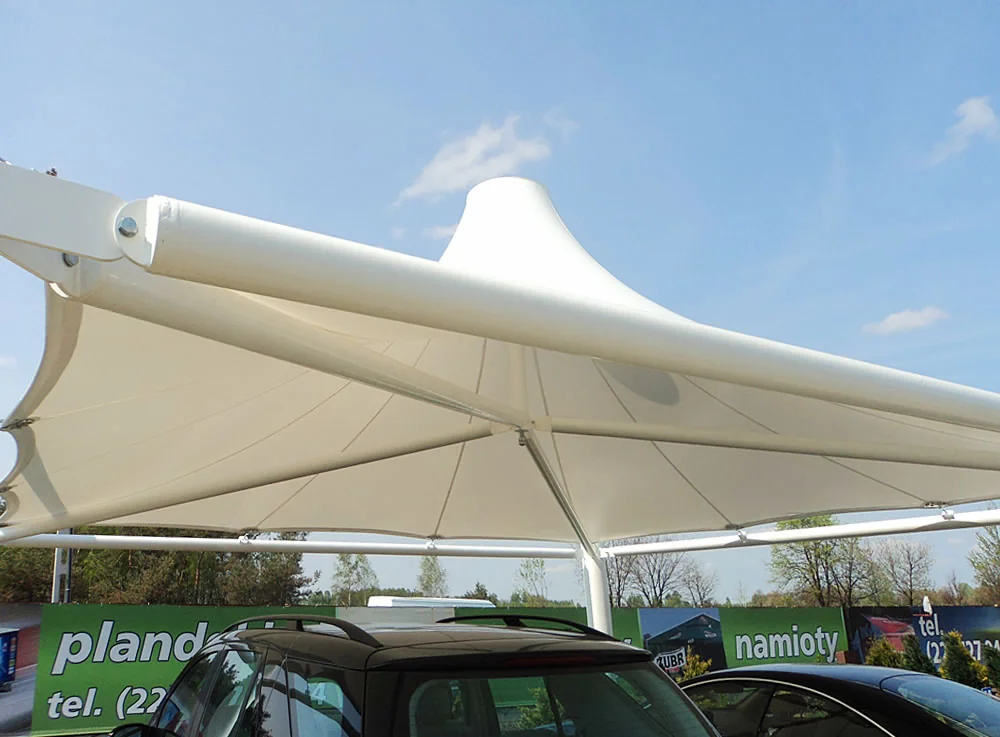 Membranowa wiata parkingowa (carport) widziana od spodu nad samochodami