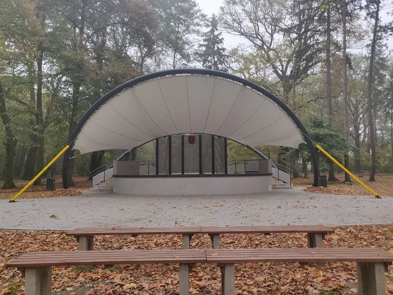 Łukowe zadaszenie membranowe sceny plenerowej w parku