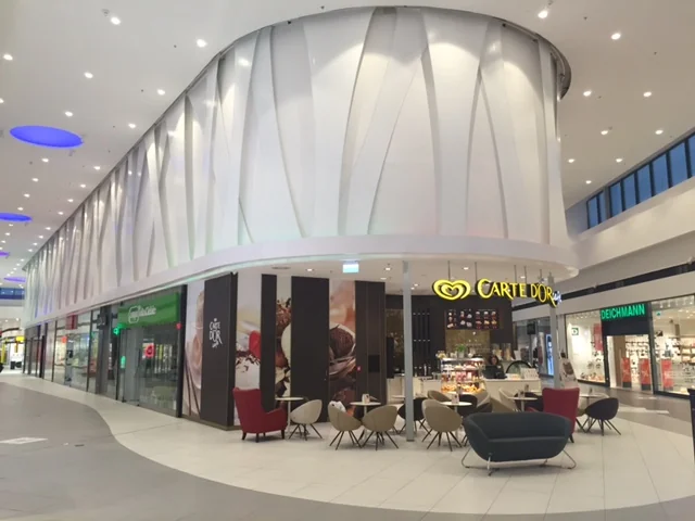 Podświetlana membranowa obudowa strefy gastronomicznej w galerii handlowej, Września