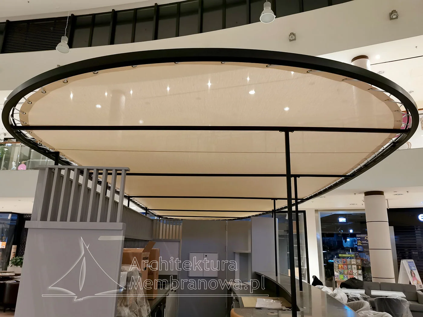 Owalne zadaszenie membranowe na stalowej ramie wewnątrz galerii handlowej