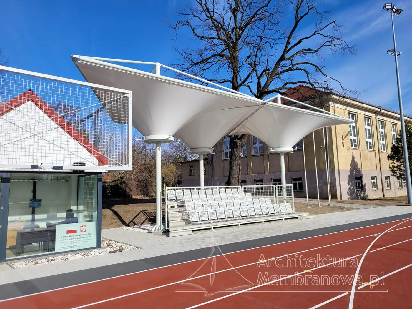 Membranowe zadaszenie trybun sportowych na stalowych masztach przy bieżni