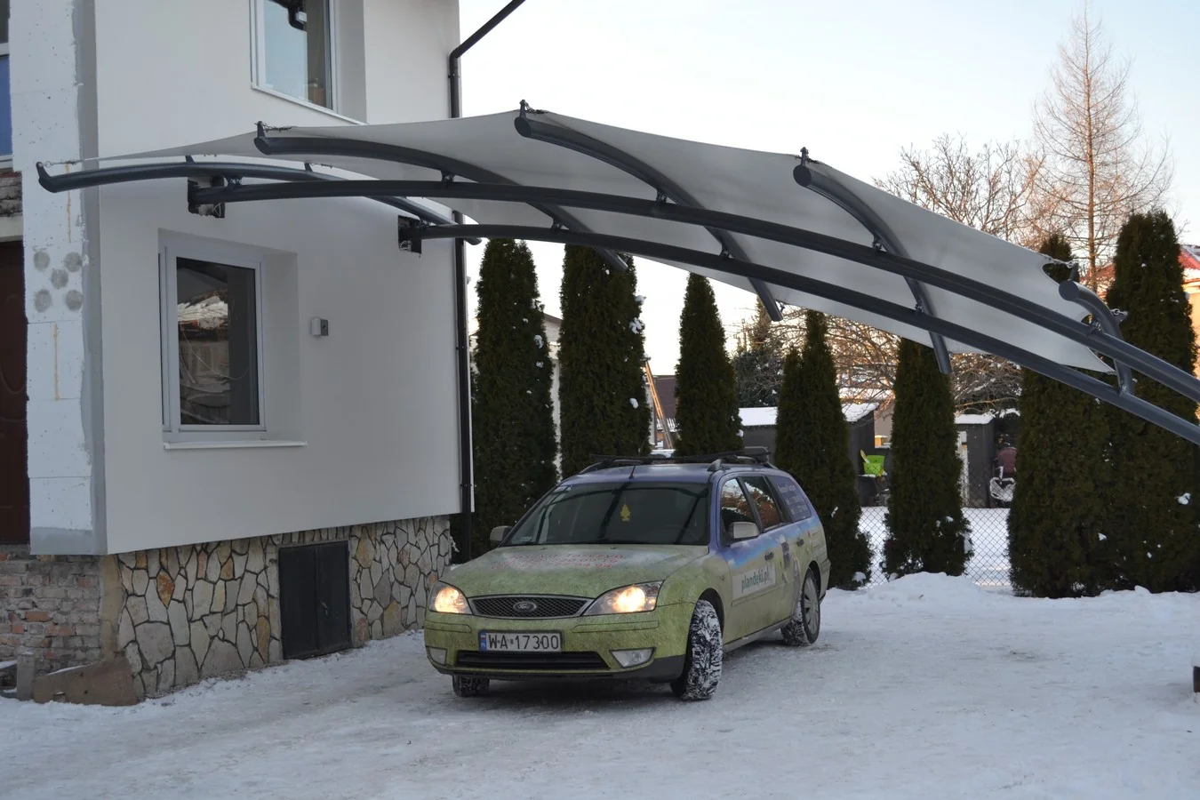 Membranowa wiata parkingowa (carport) przy domu, zadaszenie miejsca postojowego